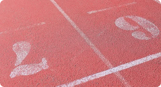 Corredores de meio-fundo agrupados na curva de uma pista ao ar livre durante uma corrida de 800 metros numa prova da Diamond League
