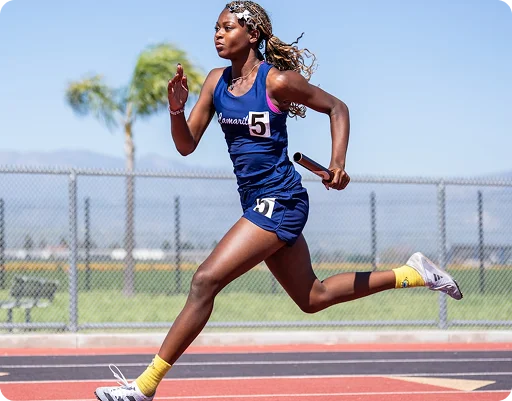 Sprinters a acelerar desde os blocos de partida na fase inicial da final dos 100 metros numa competição europeia de atletismo